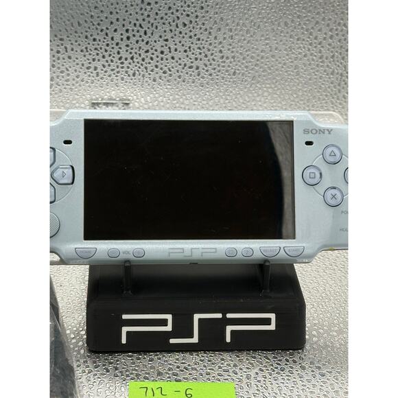Light blue psp 2000 w/charger & new battery - Picture 8 of 8